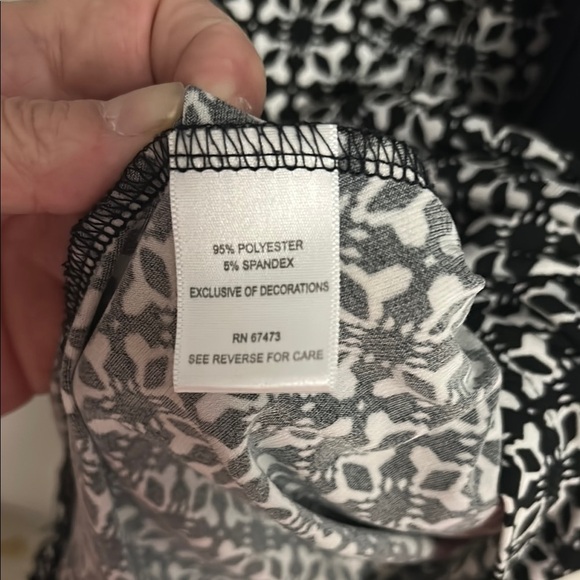 Elegant Black and White Patterned Dress - Picture 4 of 5